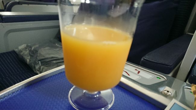 08:32 WelcomeDrink<br />隣は空席で非常に快適でした。<br />(機内に入った時点から表示の時刻は現地時刻)<br /><br />