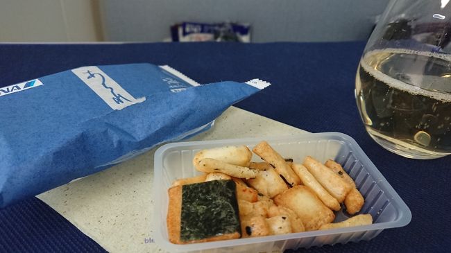 オーダーしていたシャンパーニュと<br />あられをいただきます。<br /><br />デュヴァル・ルロワ・ブリュット・レゼルブは<br />･･･ちょっと私的にはイマイチ。