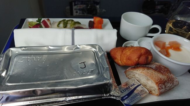 10:23お食事です。<br /><br />かなり前ですがJALのチーフパーサー<br />(シニアキャビンアテンダント)さんが、<br />「お客様へ提供の仕方として蓋をしての･･･」<br />といったお話しをお伺いしたことがありました。<br />こうして見ると成る程、蓋がされている状態だと<br />見栄えは相当によろしくない、と理解出来ました。