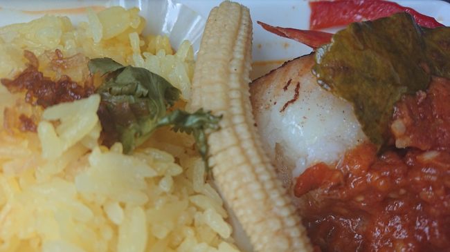 [メインディッシュ]<br />シーフードのソテー　レッドカレーソース　ターメリックライス添え<br /><br />ハンバーグステーキ　野菜とナチュラルポテトを選択すべきでした。<br />シーフードも駄目だしレッドカレーソースと合っているか甚だ疑問。<br />ターメリックライスが駄目さ加減に一層輪をかけています。。。<br /><br />さて、このおメインディッシュ、お味は完全な「アジア飯」<br />洋食とは言えないと思います。シャンパーニュに全く合いません。<br /><br />余談ですが、日本のものでは無くてインドとかのカレー、<br />これに合うビバレッジは何があるのでしょうか？<br />米国や日本の大手メーカー製のビールっていう手もありますが、<br />それ以外はどう考えても思いつきません。<br />どなたかご教授頂けたら幸甚に存じます。