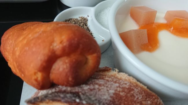 [ブレッド]<br />バゲット　米粉ブレッド<br /><br />米粉のパンですが、非常に美味しいものと全くのスカがあります。<br />この時のパンはスカでした。