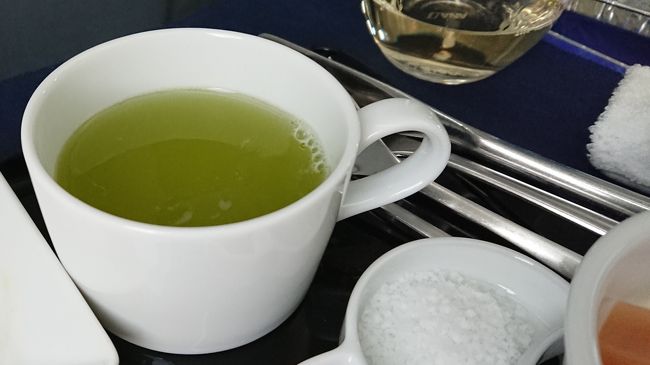 日本の緑茶がサーブされましたが、メインのお味が<br />相当強力なアジアンテイストだったので、<br />ガムシロップで甘くした緑茶の方が合うと思いました。