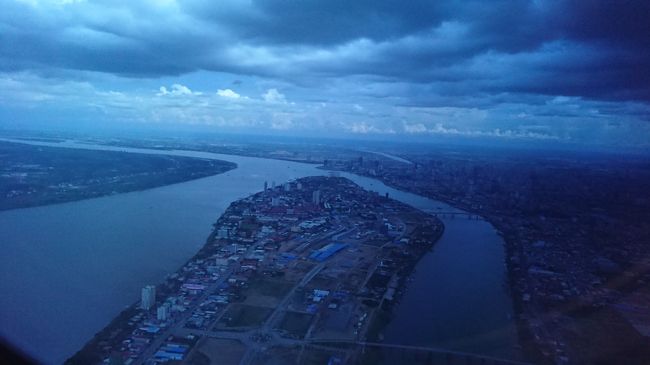 大河の中州に建築物が沢山見えました。