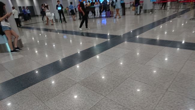 何処でビザを取得するのでしょうか？<br />案内の係の方がいらっしゃる、<br />なんてことはありませんでした。<br />どうやら彼方かな？