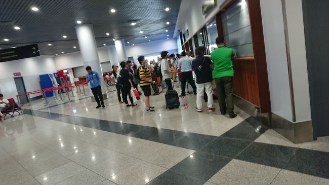 イミグレーションに行くよりも手前に<br />カウンターがあり、此方でビザを取得します。<br />2019年7月29日私が手続きした時の情報です。<br />(1)パスポートを１番左手の窓口に提出<br />(2)観光か？と聞かれるので種別等をハッキリと伝える　<br />(3)真ん中辺りで名前を呼ばれたら、そこでビザ発給代金を支払う<br />(4)１番右手の窓口で再度呼ばれるのでビザの押されたパスポートを受け取る<br /><br />ポイントは<br />・記入して提出する書類は無い<br />　(パスポートを渡し口頭でビザの種別を伝える)<br />・写真の持参は不要(ビザに写真欄は無い)<br />・30USドルが必要(観光用シングルビザ発給の場合)<br />です。<br />【重要】<br />向かって１番左手でパスポートを渡した時、<br />「観光ビザ」と答えたら、バスポートは奥の係官<br />に渡され、呼ばれるのを待てと指示されます。<br />この間、アッと言う間でマルチプルなのか<br />シングルなのかの確認はありません。<br />「観光ビザでマルチプル(２年とか３年間有効なもの)」<br />の発給を希望している場合、この時を逃すと自動的に<br />観光用シングルビザが発給されることになる点に注意。<br />申請書類が無いので、全て口頭でやり取りです。<br />聞かれた瞬間に英語でビシッと答えなければいけません。<br />あと、名前を呼ばれますが日本人名の発音が怪しい場合<br />があるので、カウンター近くに居て、呼ばれたと思ったら<br />すぐに返事をして確認するのが良いと思います。