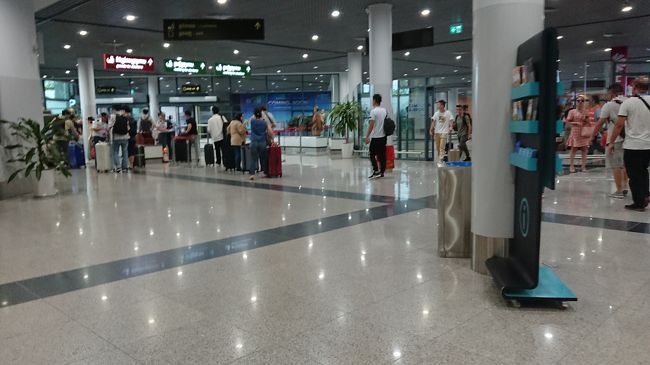 ビザ発給カウンターの背面にはATMがあり、<br />現地でUSドルの入手も可能となっていました。<br />しかし、日本から準備しておいた方が良いと<br />思います。<br />※ATM利用者は私が見た範囲ではありませんでした。