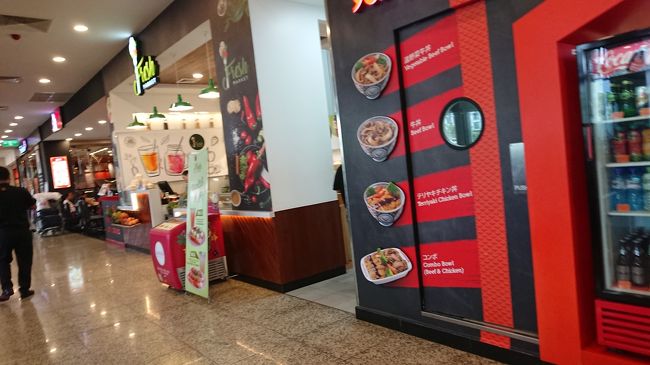 さて、ホテルまでの移動をどうしたものか･･･。<br />暑さを避けるため、出口左手側の<br />フードコートに避難して今後を考えます。