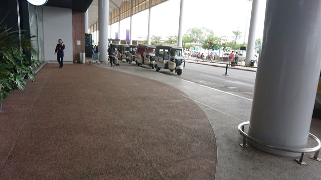 今回の旅行では乗ったことが無かった<br />三輪タクシーにしてみようと決めていました。<br />しかし、乗り方がわかりません。