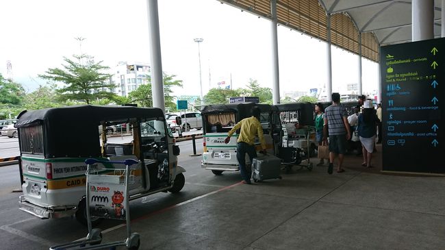 空港を出たら直ぐのところに<br />タクシーカウンターがありましたが、<br />自力で乗ったらどうなのだろう？<br />との興味から乗り方を観察しました。<br /><br />前方に駐車している車両から順に乗車<br />してゆく等の、特に定められた決まりは無く、<br />運転手さんに乗りたい意思を示す、或いは、<br />運転手さんから乗る？って聞かれてOKなら<br />そのまま乗車すれば良いといった感じでした。<br /><br />乗車前の料金支払いとか交渉の様子は<br />見受けられなかったので、後払いで<br />ゾーン制か言い値なのでしょう。