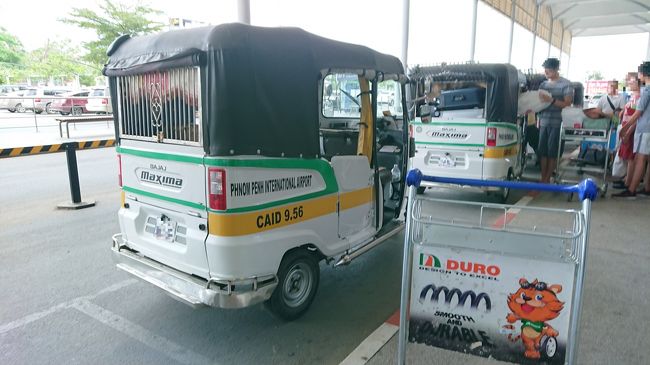 空港内の駐車スペースに駐車している<br />三輪タクシーは皆同じ会社のもので<br />同じロゴの車両ばかり。<br />運転手さんの情報も運転席の背もたれに<br />貼られていました。<br />よし、それでは乗ってみましょう。