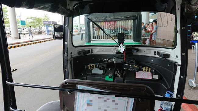 三輪タクシーに向かって歩いて行くと、<br />私の姿を認められた運転手さんが小走りに<br />やって来て、どちらまで？って聞かれました。<br />私:「サンウエイ ホテル プノンペンまで」<br />ド:「OK」<br />と言うことで乗車となりました。