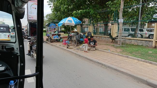 空港周辺はかなりの混雑で、<br />車もバイクも道路に一杯でした。<br />移動に掛かる時間には注意を払う<br />必要がありそうです。