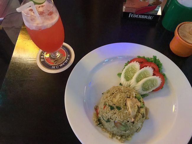 <br />撃沈していた私はホテルの近くのいい感じのお店でご飯を食べることにしました。<br /><br />テンションを上げたかったので <br />マイタイ 220B  <br />グリーンカレー 100B   オイシーシミルー涙<br />