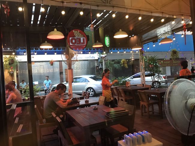 気を取り直して、さっさと電車に乗り<br />ルーフトップバーの準備をしなきゃと思っていたところで、なんとバンコク市内で爆発多数のニュース。  <br /><br />終わったわー。