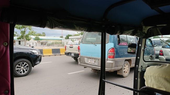 初めての乗車でしたからワクワク。<br />しかし、排ガスと埃からガードするために<br />乗車時にはいつもマスクを付けていました。