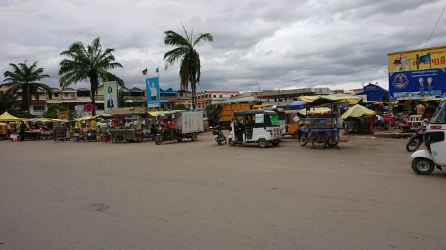 椰子の木のある広場みたいな所(市場？)には<br />オートバイで牽引する車(リマーク)や<br />三輪タクシーが何台も止まっていました。