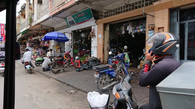 小さな個人経営のお店が<br />沢山連なっています。