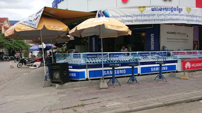 そんな中の１角を21世紀らしく<br />スマホを扱うお店が占めていました。