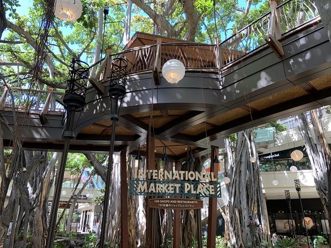 インターナショナルマーケットプレイスへ<br />カイウラニの横にあります<br />前回はカイウラニに泊まりました<br />前回来たときは屋台のお土産屋が並んでたかなあ<br />こんなになっててビックリしました