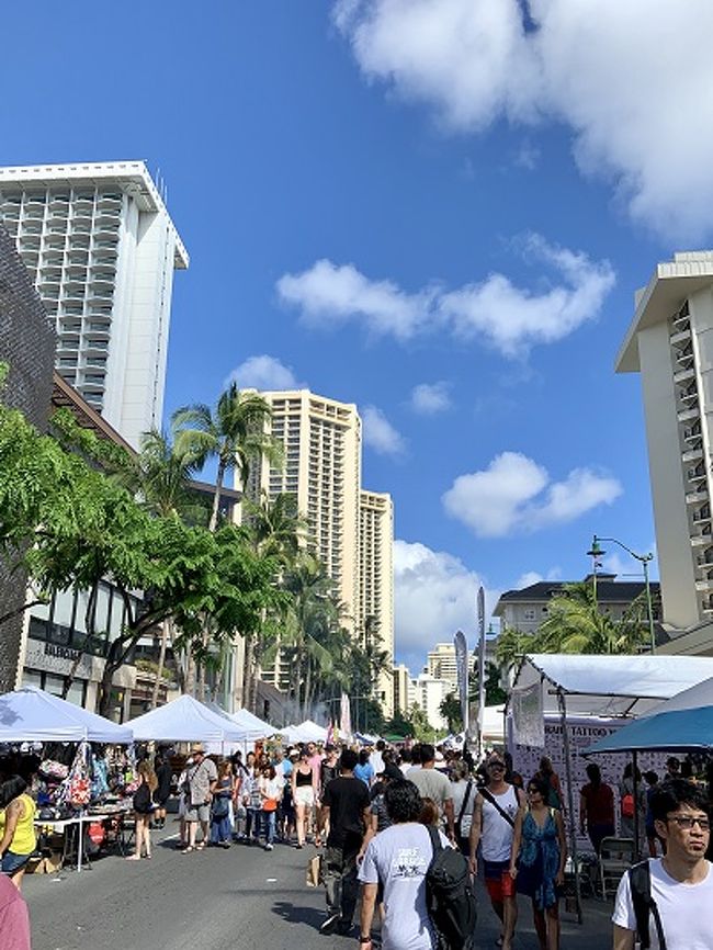 屋台がたくさん<br />人もたくさん