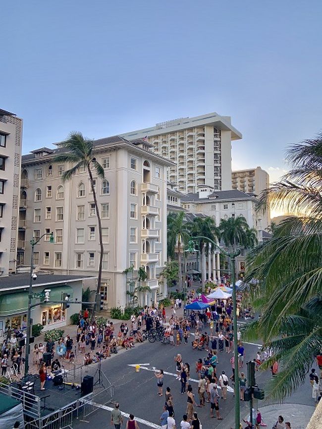 16時からカラカウア通りを通行止めにして<br />エンドレスサマーフェスティバルが始まります<br />楽しそう<br /><br />