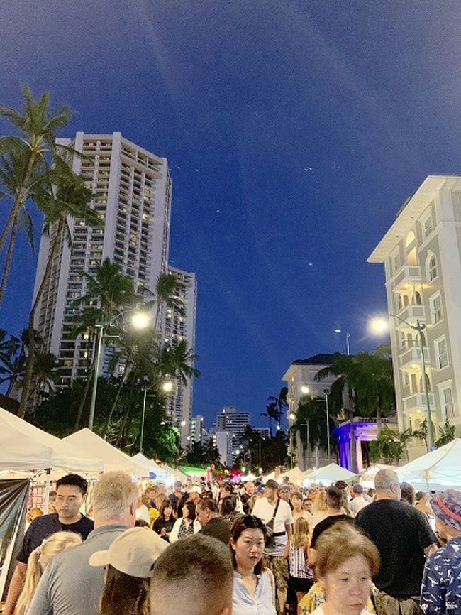 夜は更に活気があふれてます<br />人も更に増殖