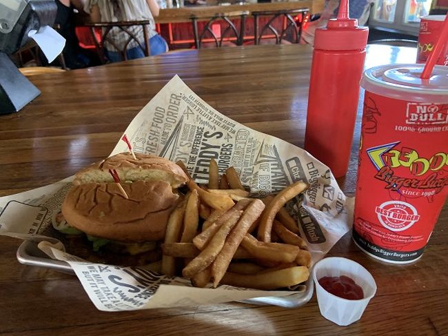 アボカド入りのビガーサイズのハンバーガー<br />