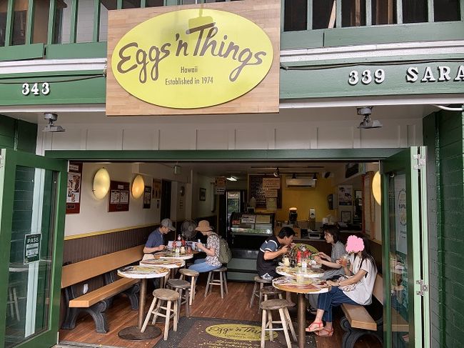 エッグスンシングスで一休み<br />入り口側は暑い<br />