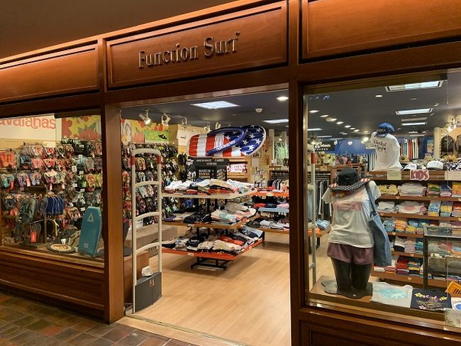 帰りはトロリーに乗ってホテルへ<br />ホテル内にあるお店でＴシャツ購入<br />芸能人のサインたくさんありました