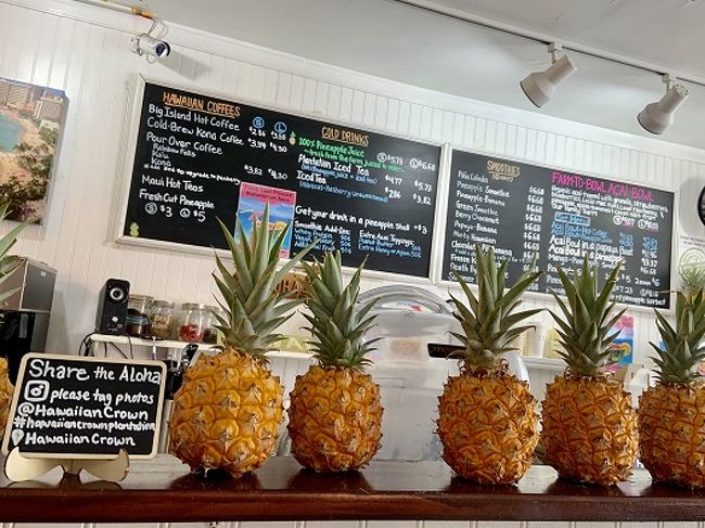 店内は小さめでカウンターに数席あって飲食できます<br />