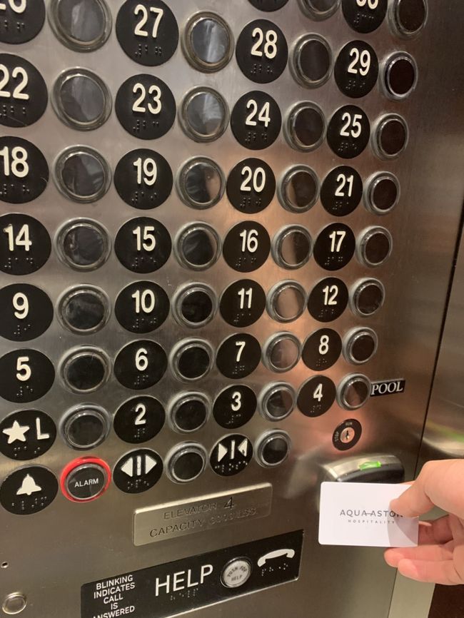ホテルのエレベーターの写真です。<br />2年前よりもセキュリティが強化されました。<br />カードをかざさないとボタンが押せないシステムになりました。