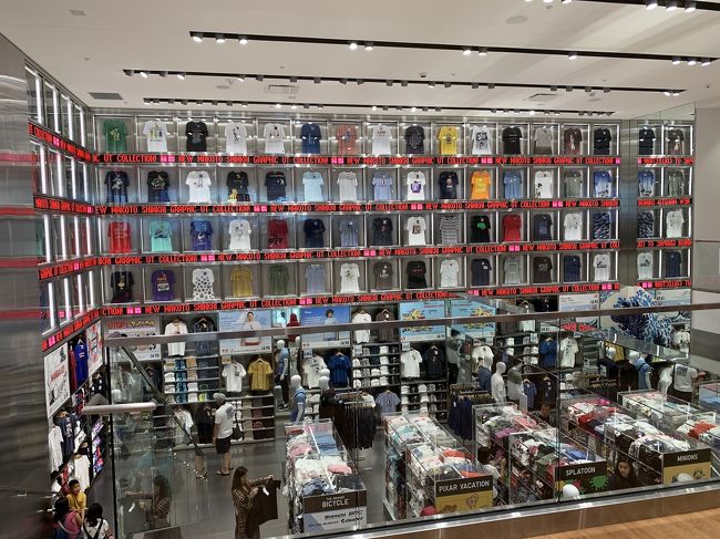 なぜかユニクロです。<br />子供達はなぜかここでTシャツとショートパンツを購入しました。<br />なんで？