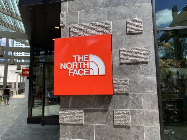 お目当てのノースフェイスです。<br />ハワイ限定Tシャツを購入しました。