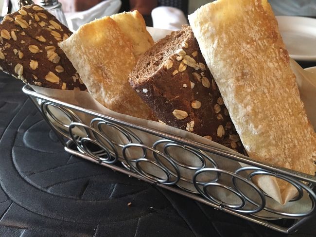 パンも美味しいんですよね。<br />ただ先に食べすぎると注文した料理が入らなくなってしまいます。