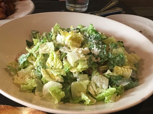 晩ごはんは、ホノルルに戻って来てチーズケーキファクトリーです。<br />頼み過ぎないように、まずシーザーサラダです。