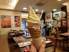 ここでまた小雨が降ってきたので、お店に入ってソフトクリームでちょっと休憩。

