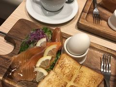 翌朝。ホテル横の小川珈琲で朝食。
分厚い食パンにバターがしみて、美味しかったです。