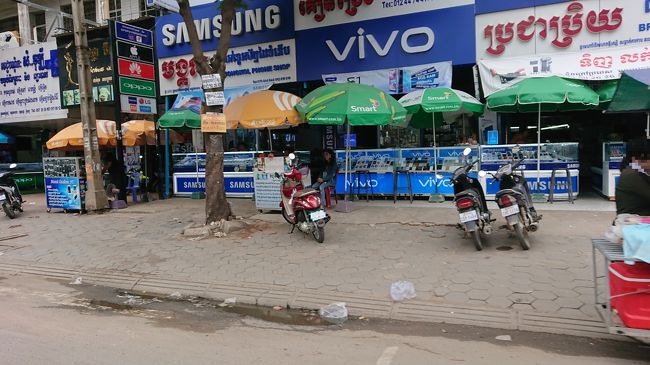 ViVOの大きな看板が出ていました。<br />2017年か2018年辺り、Kuala Lumpurの<br />空港内モニターで盛んにコマーシャルを<br />流していたので私もよく知ることとなった<br />メーカーです。<br />ここでもSAMSUNGはかなりの売り場面積を<br />占めていました。