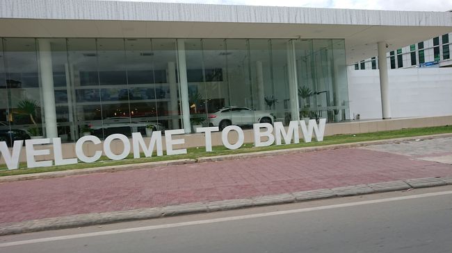 車を扱うディーラーの店舗は大抵ガランと<br />していました。これは欧州系に限った話し<br />ではなくて、ほとんどでそうでした。<br />来店されたお客さんに応対しセールスする、<br />というやり方はおこなわれていないから<br />だと思います。