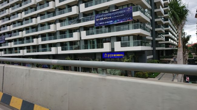 店舗も入っている集合住宅。