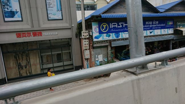 高架道路下の道路べりにもお店が並んでいました。