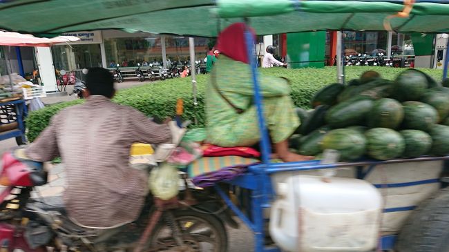 果物や野菜が商品のようでした。<br />こうして実際に運用されている様子を見ると、<br />バイクの排気量が東南アジア諸国では<br />大きくないといけない理由が良くわかりました。<br />バイクも働く車なのです。
