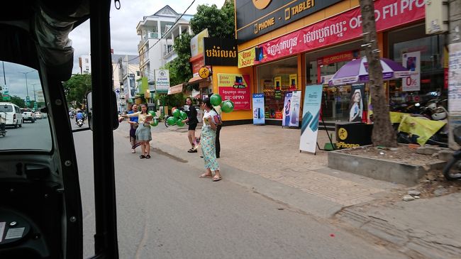 スマホにタブレットを扱うお店の店頭で<br />風船を配られてのプロモーション。