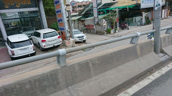 道路で最も目についたのはトヨタの<br />ランドクルーザー、それも最新型。<br />レクサスLXの高年式モデルも相当な数を<br />見掛けました。(目立つ車ではありますが、<br />それを除外してもやっぱり多かったです)<br /><br />街中を走っている古いものでも200の中期<br />以降です。その殆どがよく手入れされていて<br />ピカピカでした。<br />100系もたまに見ましたが、少々汚れている<br />車両の比率が高かったです。より実用的な<br />用途に利用されているのでしょう。