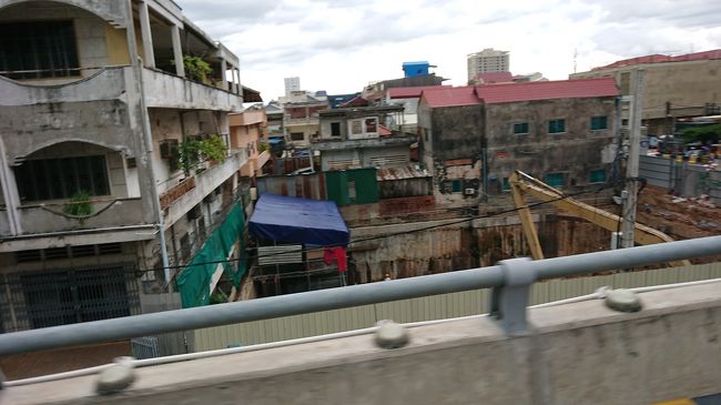 これから開発されて行くであろう<br />古い建物が目につくエリアも通りました。