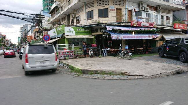 街中の大きな通りに沿って建つ建物は<br />古いものが多かったです。