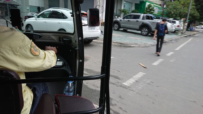 自動車とオートバイが通りを席巻しています。<br />自転車での混走は危険だから殆ど見掛けない<br />のでは？と思いました。