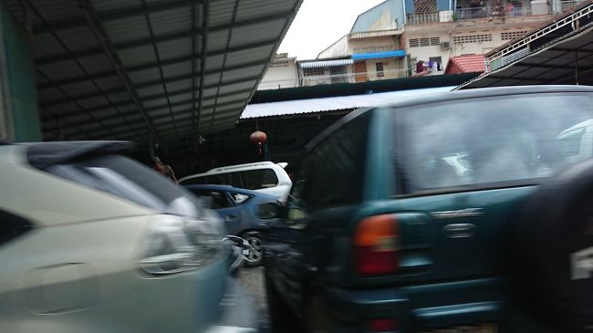 目にとまったのは修理工場の奥で作業中のプリウス。<br />全体を再塗装して仕上げている途中のようでした。<br />修理というよりも、中古輸入車を仕上げているように<br />思えました。<br />一つ前の型のプリウスは街中を沢山走っていました。<br />そのほとんどが(旧型の割に)塗装状態が良かったので<br />そう思ったのですが、実際は違うかも知れません。<br /><br />現行の50型は全く見掛けませんでしたから、<br />やはり中古車で入ってきているのだと思います。<br />(カンボジア王国は左ハンドル)