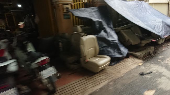 修理工場の店頭には外したシートが<br />置いてありました。Stockパーツなのか<br />作業中(全塗装)の車両から一時外されて<br />いるものなのかは不明です。