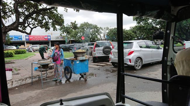 夜になるとお店が並んで賑わいを見せるのでしょう。<br />既に幾つかのお店が営業していて、買求めている<br />お客さんの姿も見ることが出来ました。